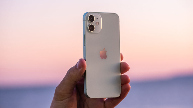 So sánh camera iPhone 8 với iPhone 12 mini có thấy model cũ yếu thế hơn 