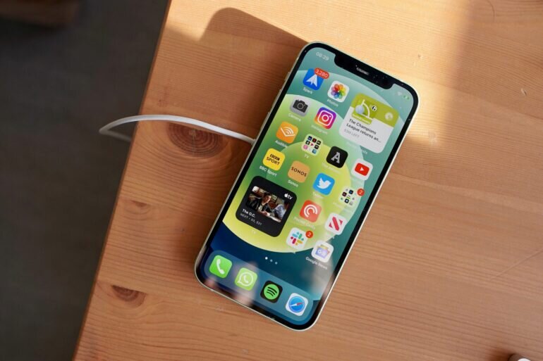 có nên mua iPhone 12 cũ giá bán hiện nay