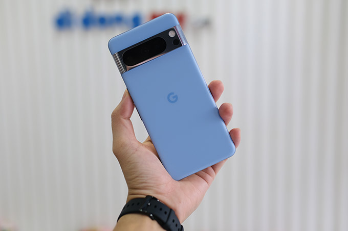 điện thoại Google Pixel 8 Pro nổi bật với thanh camera nằm ngang