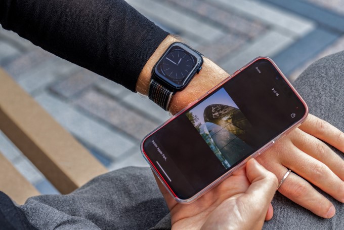 Trên tay Apple Watch Series 8 sau 1 năm ra mắt